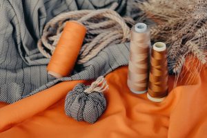 O que é decoração têxtil? Conheça os principais itens!